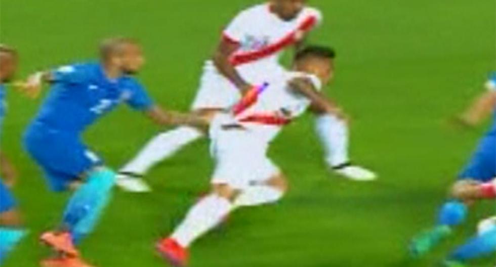Christian Cueva nuevamente protagonista de una jugada polémica en el partido de la Selección Peruana ante Brasil. Al parecer, Dani Alves le cometió penal. (Foto: Captura - CMD)