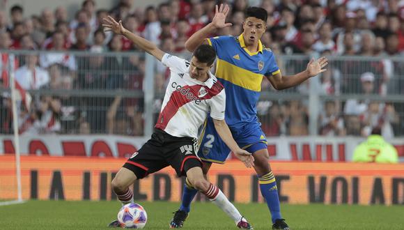 AME7940. BUENOS AIRES (ARGENTINA), 07/05/2023.- Ignacio Martín Fernández (i) de River disputa el balón con Facundo Roncaglia de Boca hoy, durante un partido del campeonato de Primera División disputado en el estadio Monumental de Buenos Aires (Argentina). EFE/Juan Ignacio Roncoroni
