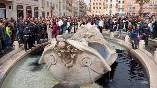 Activistas ambientales tiñeron de negro una fuente barroca de Roma