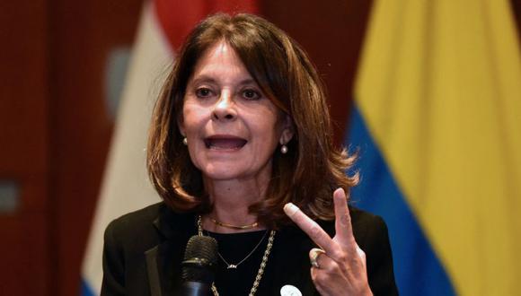 La vicepresidenta y ministra de Relaciones Exteriores de Colombia, Marta Lucía Ramírez, da una conferencia de prensa en Asunción.