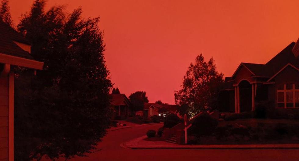 Esta foto tomada el último martes en Salem, Oregon, muestra el cielo oscurecido por el humo de los incendios mucho antes de la puesta del sol, alrededor de las 5 p.m. Los incendios han afectado a la costa oeste de Estados Unidos, especialmente a California. (Russ Casler via AP)