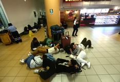 Así pasaron la noche pasajeros y pasajeras en el aeropuerto Jorge Chávez | FOTOS
