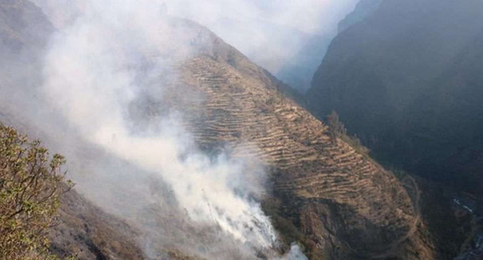 El incendio forestal que se inició el fin de semana en la provincia puneña de Sandia aún continúa, y ya ha causado daños en cerca de 2,000 hectáreas de bosques. (Foto: Fuente: Andina)