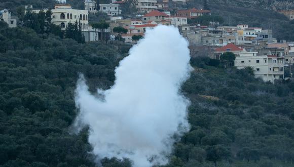 El humo sale de un campo después de un ataque aéreo israelí contra la aldea de Kfar Kila, en el sur del Líbano, cerca de la frontera con Israel, el 19 de enero de 2024, en medio de tensiones transfronterizas mientras continúan los combates entre Israel y militantes de Hamás en Gaza. (Foto de Hasan FNEICH / AFP)