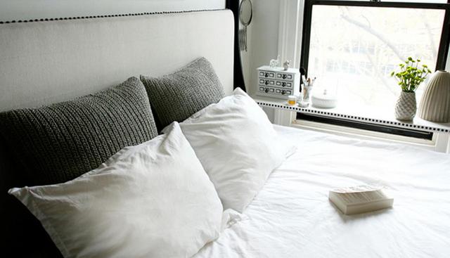 La cama es la pieza principal y ocupa casi todo el lugar. Además de servir como lugar para descansar, también es un asiento para trabajar, maquillarse o cambiarse. Debajo de ella hay cajones para aumentar el espacio de almacenamiento. (Foto: jenchudesign.com)