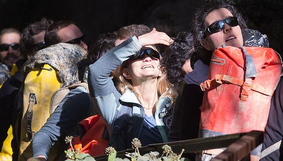 Al salir de su encierro, los participantes debieron usar anteojos de sol para proteger su vista. (AFP)