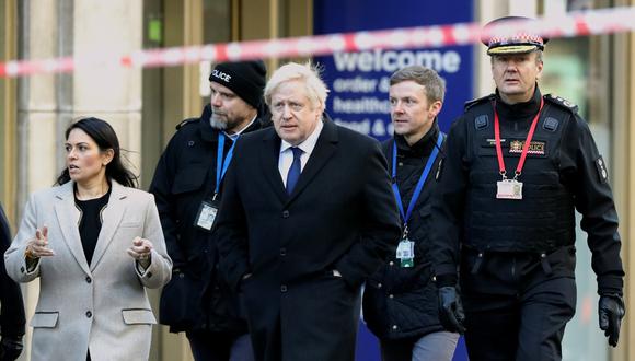 El primer ministro británico, Boris Johnson, llegó al lugar de apuñalamiento en el puente de Londres, en el que murieron dos personas. (Foto: Reuters)