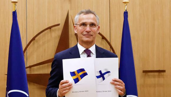 El Secretario General de la OTAN, Jens Stoltenberg, posa con los documentos de solicitud de adhesión presentados por Finlandia y Suecia. (JOHANNA GERON / POOL / AFP).
