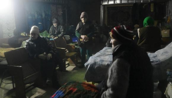Los residentes locales se sientan en el sótano de un edificio residencial, donde viven para protegerse de los bombardeos, en Avdiivka, región de Donetsk en medio de la invasión rusa de Ucrania.