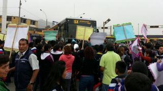 Buses del Metropolitano no pueden salir de estación Naranjal por protesta escolar