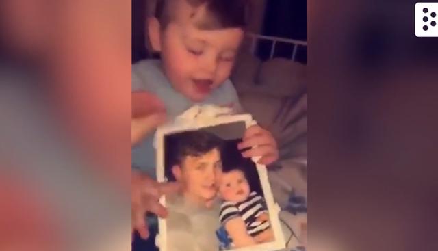 Este video de Facebook te muestra la reacción de una pequeña al ver la foto de su padre y 'algo' que la llama en la ventana. | Facebook
