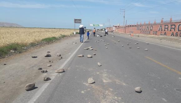 Algunas piedras bloquean las vías de transporte en el Valle de Tambo. (Foto: Zenaida Condori)