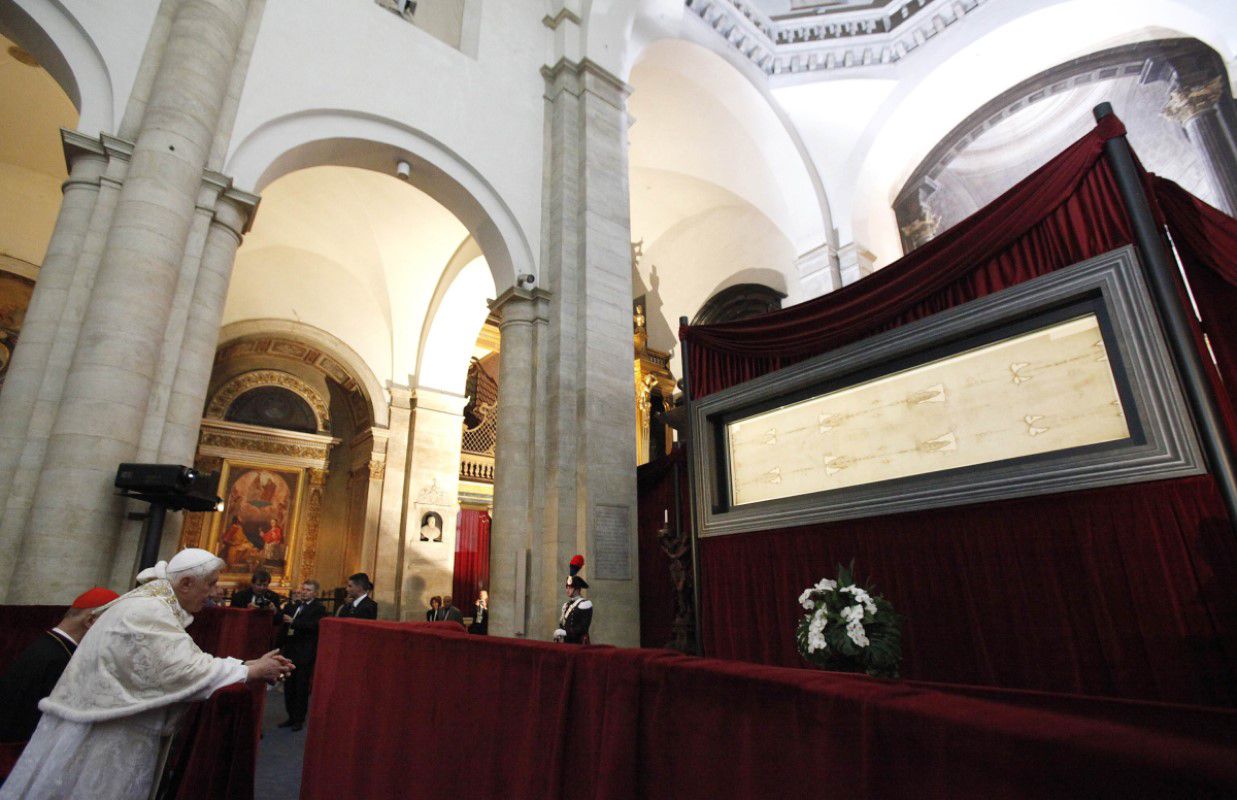 De rodillas, el Sumo Pontífice Benedicto XVI reza en la Catedral de Turín, durante la exposición de la Sábana Santa, el 2 de mayo de 2010. (Foto: Agencia Reuters)