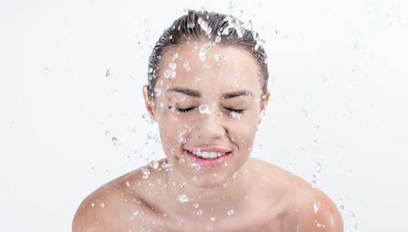 Evita el uso de esponjas para bañarte porque acumulan bacterias y estas pueden causar infecciones. (Foto: Shutterstock)
