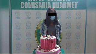 Defensoría del Pueblo exige investigar a la PNP por difundir foto de cumpleañera y su torta en comisaría