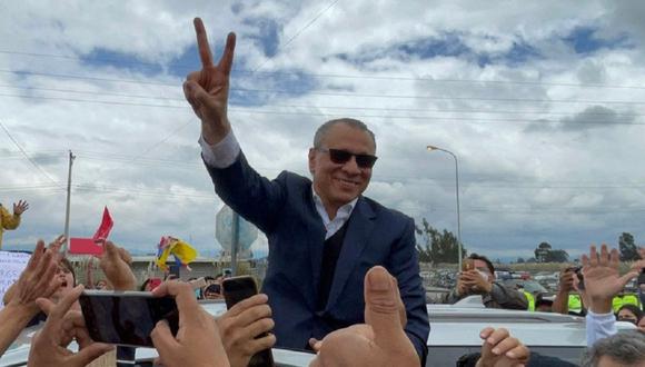 El exvicepresidente ecuatoriano Jorge Glas saluda tras salir de prisión, en Latacunga, Ecuador, el 10 de abril de 2022. (Foto de Mateo Flores / AFP)