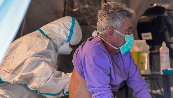 Un paciente espera para que le hagan la prueba del coronavirus en una una unidad de emergencia en el hospital de Brescia, Lombardía, Italia. (AFP / Miguel MEDINA).