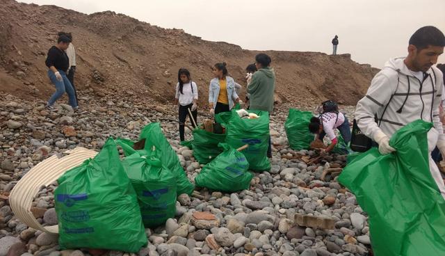 En total fueron 400 voluntarios quienes se congregaron a las 8 de la mañana y durante cuatro horas recogieron dos toneladas de residuos sólidos. (Municipalidad de Magdalena)