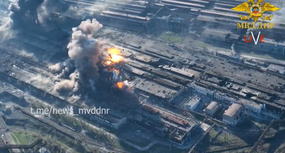 Esta captura de video publicado el 4 de mayo de 2022 por el Ministerio del Interior de la autoproclamada República Popular de Donetsk (DNR) muestra un bombardeo a la planta siderúrgica Azovstal en Mariupol, Ucrania. (AFP).