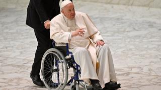 El papa Francisco aparece en silla de ruedas por su dolor de rodilla
