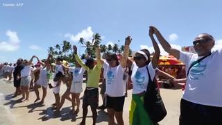 Abrazo simbólico a playa brasileña tras limpieza de petróleo