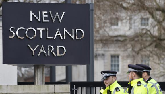 Policías británicos patrullan frente a Scotland Yard, en el centro de Londres. (Foto referencial: Tolga Akmen / AFP)