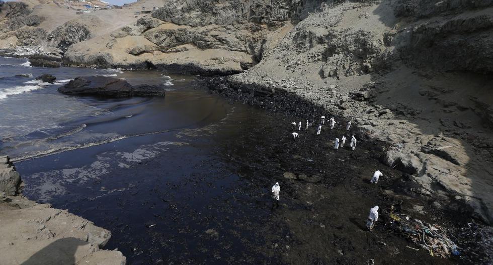La playa Cavero, en Ventanilla, es una de las más afectadas por el derrame de petróleo. Allí, hay zonas donde el hidrocarburo ha formado una suerte de pantano. (Foto: Jorge Cerdan / @photo.gec)
