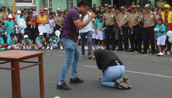 Los miembros de las comisarías de Coishco, de Villa María y de la Policía Canina desarrollaron escenificaciones teatrales sobre el daño que ocasiona la violencia. (Foto: Laura Urbina)