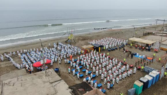 Los militares acudieron a la playa de Ancón para participar de la remediación ambiental. (Foto: @MinamPeru)