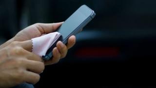 ¿Cómo limpiar la pantalla de los smartphones sin estropearlos?
