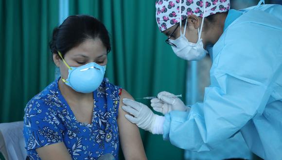 El proceso de vacunación se desarrolla en todo el país. (Fotos Britanie Arroyo / @photo.gec)