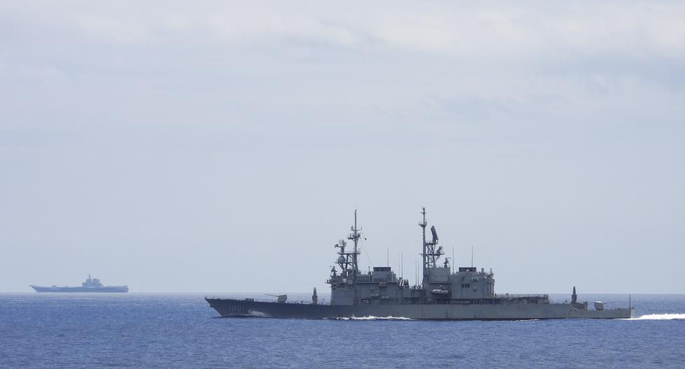 Esta foto difundida por el Ministerio de Defensa de Taiwán el último 13 de setiembre muestra al portaaviones chino Shandong (izquierda) mientras es vigilado por un buque de guerra taiwanés de la clase Keelung en alta mar. (Foto: AFP)