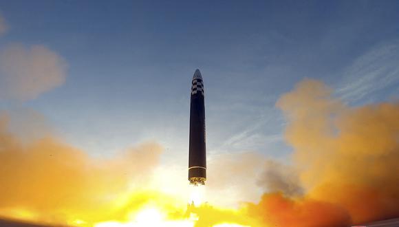Lanzamiento de un misil balístico intercontinental (ICBM) Hwasong-17 en el Aeropuerto Internacional de Pyongyang.