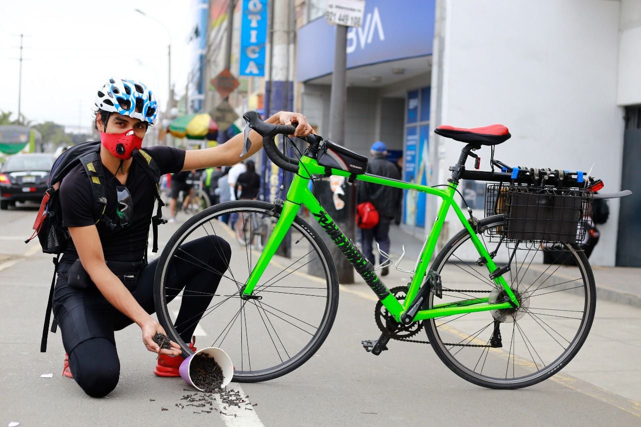 En la comunidad de ciclistas de Chorrillos, Nelson Morales es una especia de 'vígía' de las ciclovías. Va recogiendo un kilo de tachuelas en tres meses para evitar que otros conductores se vean afectados. Las cámaras del distrito no sirven para atrapar al 'pincha-llantas' (Foto: Jessica Vicente).