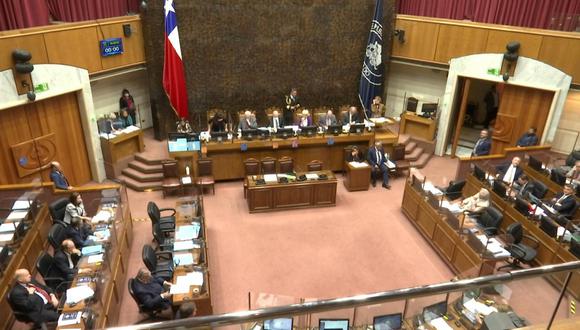Parlamentarios se reúnen durante una sesión del Senado de Chile, que este 29 de mayo de 2023 despachó a ley el aumento gradual del salario mínimo en el país. (Foto de AFP)
