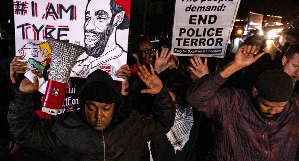 Manifestantes bloquean el tráfico mientras protestan contra la agresión mortal de la policía a Tyre Nichols, en Memphis, Tennessee. (Foto: AFP)