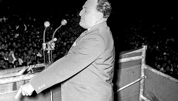 LIMA 26 DE FEBRERO DE 1961

VICTOR RAUL HAYA DE LA TORRE EN MITIN DEL APRA.

FOTO: EL COMERCIO
