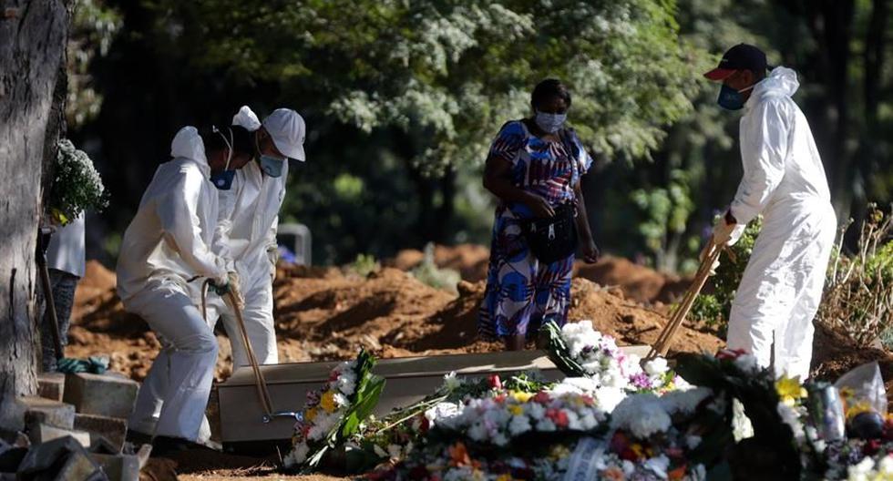 Empleados cargan el ataúd de una persona que murió por coronavirus COVID-19 en el cementerio de Vila Formosa en Sao Paulo (Brasil). (EFE/FERNANDO BIZERRA JR/Archivo).