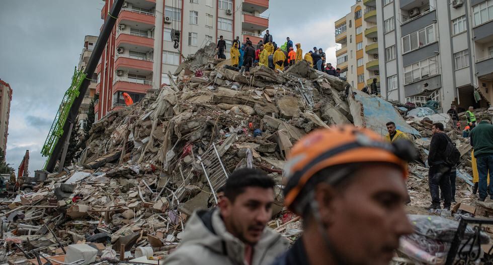 Rescatistas buscan víctimas y supervivientes entre los escombros de un edificio que se derrumbó en Adana, Turquía. (Foto: AFP)