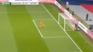 Grosero error del portero Lukas Hradecky le permitió a Robert Lewandowski convertir el 3-0 | VIDEO