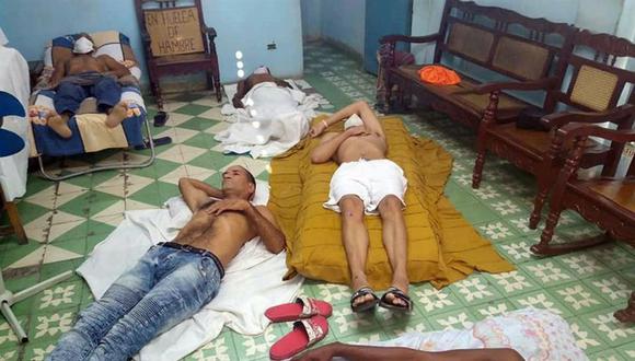La imagen, facilitada por el Partido del Pueblo (Partido Popular) (PDP), muestra a varios cubanos descansando sobre colchones y sábanas durante una huelga de hambre, en la sede de la Unión Patriótica de Cuba, en Santiago de Cuba, el pasado 1 de abril de 2021. (EFE / EPA / Partido del Pueblo).