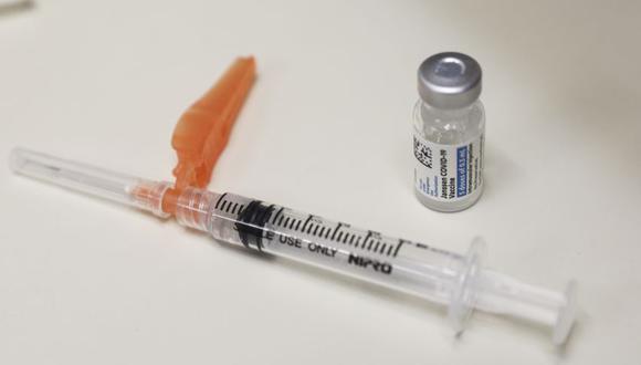 Una jeringa que contiene una dosis de la vacuna Johnson & Johnson Janssen Covid-19. (Foto: Archivo/ Angus Mordant/Bloomberg).
