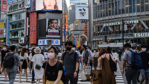 La gente camina por el cruce de Shibuya en Tokio, Japón, en medio de la pandemia de coronavirus el 5 de agosto de 2021. (Yuki IWAMURA / AFP).