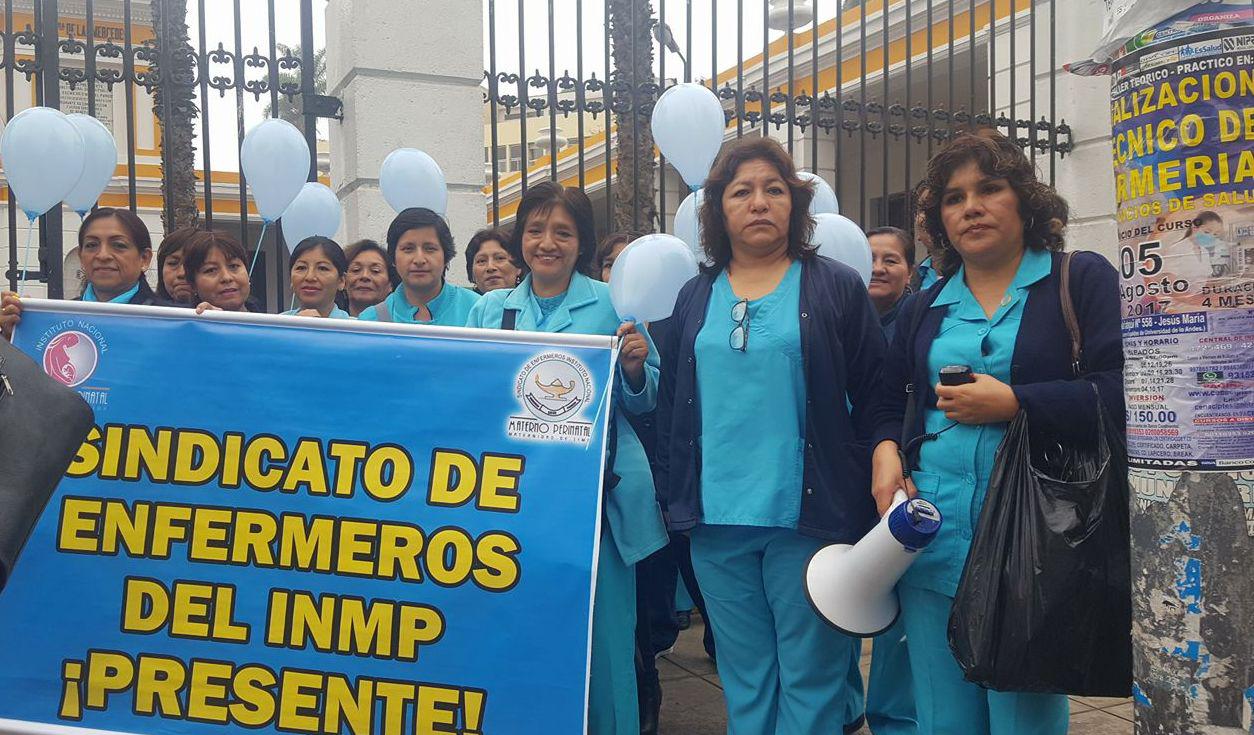 Enfermeras de Minsa protestan en el frontis del hospital Dos de Mayo. (Foto: Zulma Treviño / Facebook)