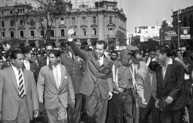 LIMA, 07 DE MAYO DE 1958

VICEPRESIDENTE DE ESTADOS UNIDOS RICHARD NIXON RECORRE LA PLAZA SAN MARTIN.

FOTO: EL COMERCIO