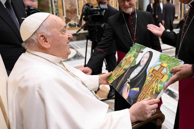 El papa Francisco (aquí sosteniendo el retrato de Mama Antula) es el primer jesuita que lidera la Iglesia católica, y el primero del hemisferio sur. (GETTY IMAGES).