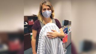 Coronavirus: legisladora de California fue impedida de votar a distancia y lo hizo con su bebé en brazos
