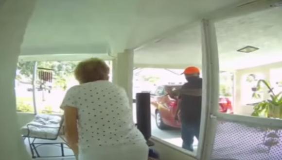 Un vídeo grabado por una cámara de vigilancia en la parte trasera de la vivienda muestra a Reeves hablando con uno de los ladrones, que lleva puestas una gorra de béisbol naranja roja y una mascarilla. (Foto: Captura de video).