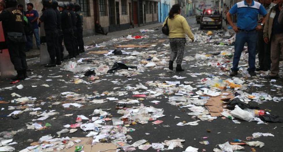 Un grupo de trabajadores de limpieza pública que acata una huelga indefinida contra la Municipalidad de Lima arrojó esta madrugada gran cantidad de basura en calles del Cercado de Lima. (Foto: Andina)