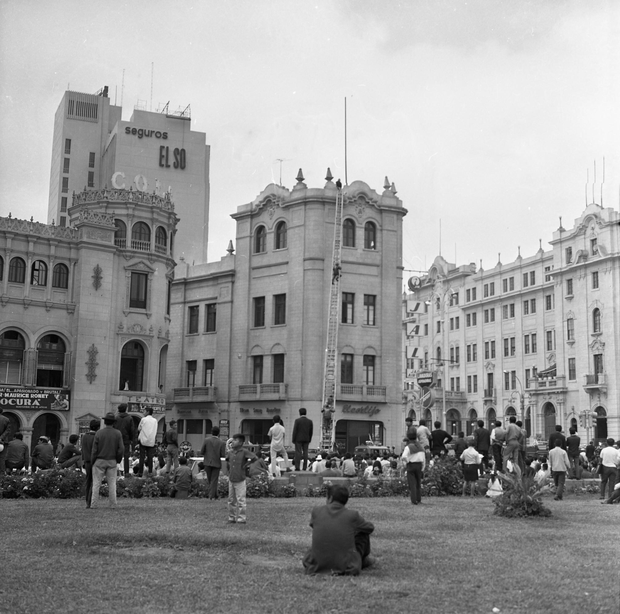 El edificio Giacoletti es el más antiguo de la Plaza San Martín. La foto es de 1971 (Foto: El Comercio/Archivo).